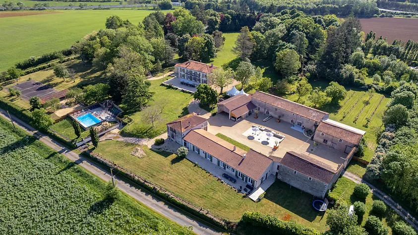 Gîte de groupe Le Clos de la Coudraie à Sainte-Hermine — Photo 1 de Le Clos de la Coudraie à Sainte-Hermine, capacité 27 personnes