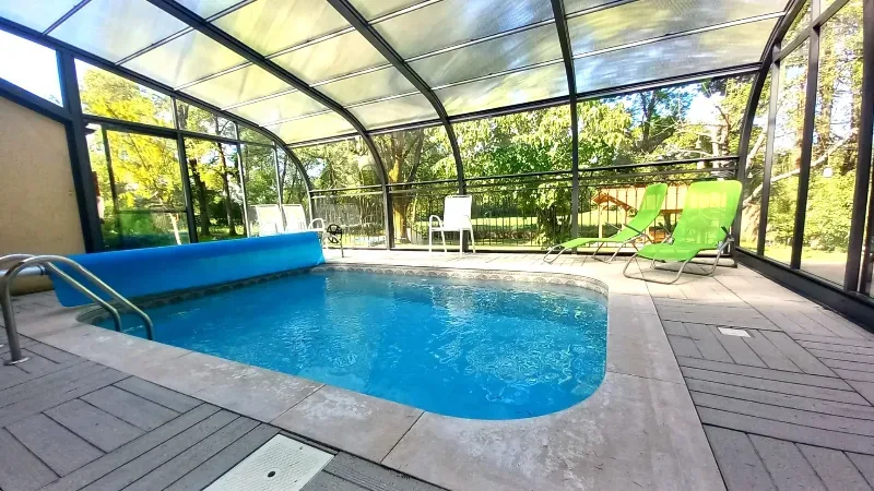Piscine intérieure chauffée du Gîte La Minoterie à Rocheservière