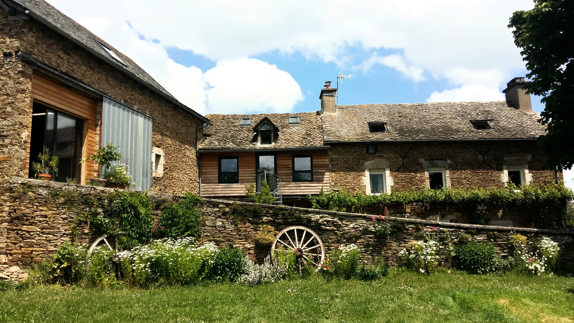 Gîte de groupe La Maison Mescladis à Manhac — Photo 1 de La Maison Mescladis à Manhac, capacité 14 personnes