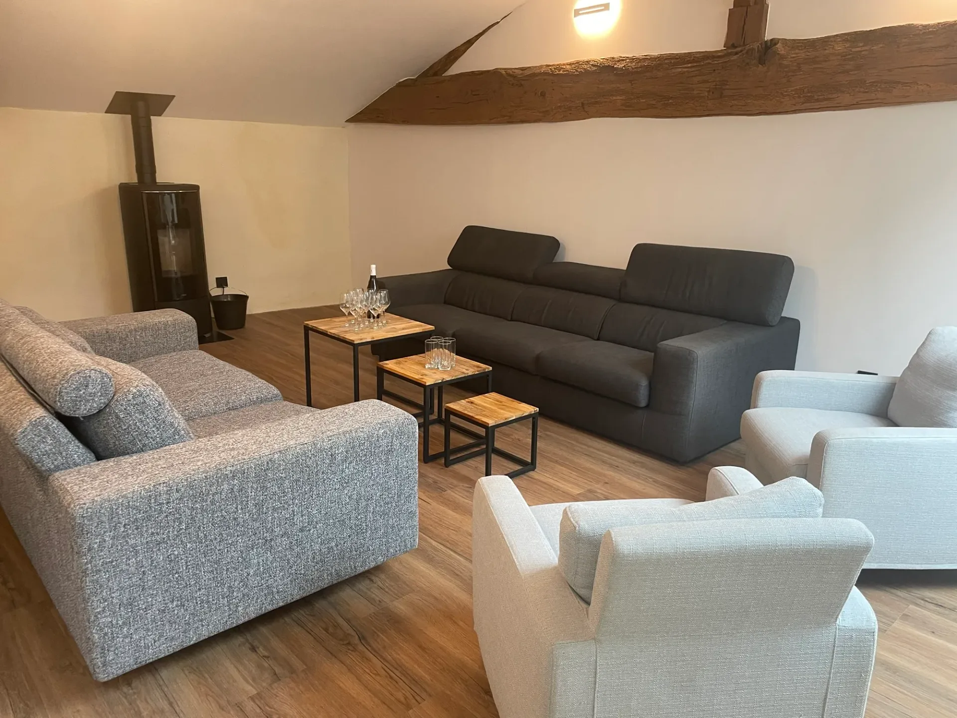 Gîte de groupe Les 5 pieds de vigne à Emeringes — Photo 1 de Les 5 pieds de vigne à Emeringes, capacité 15 personnes