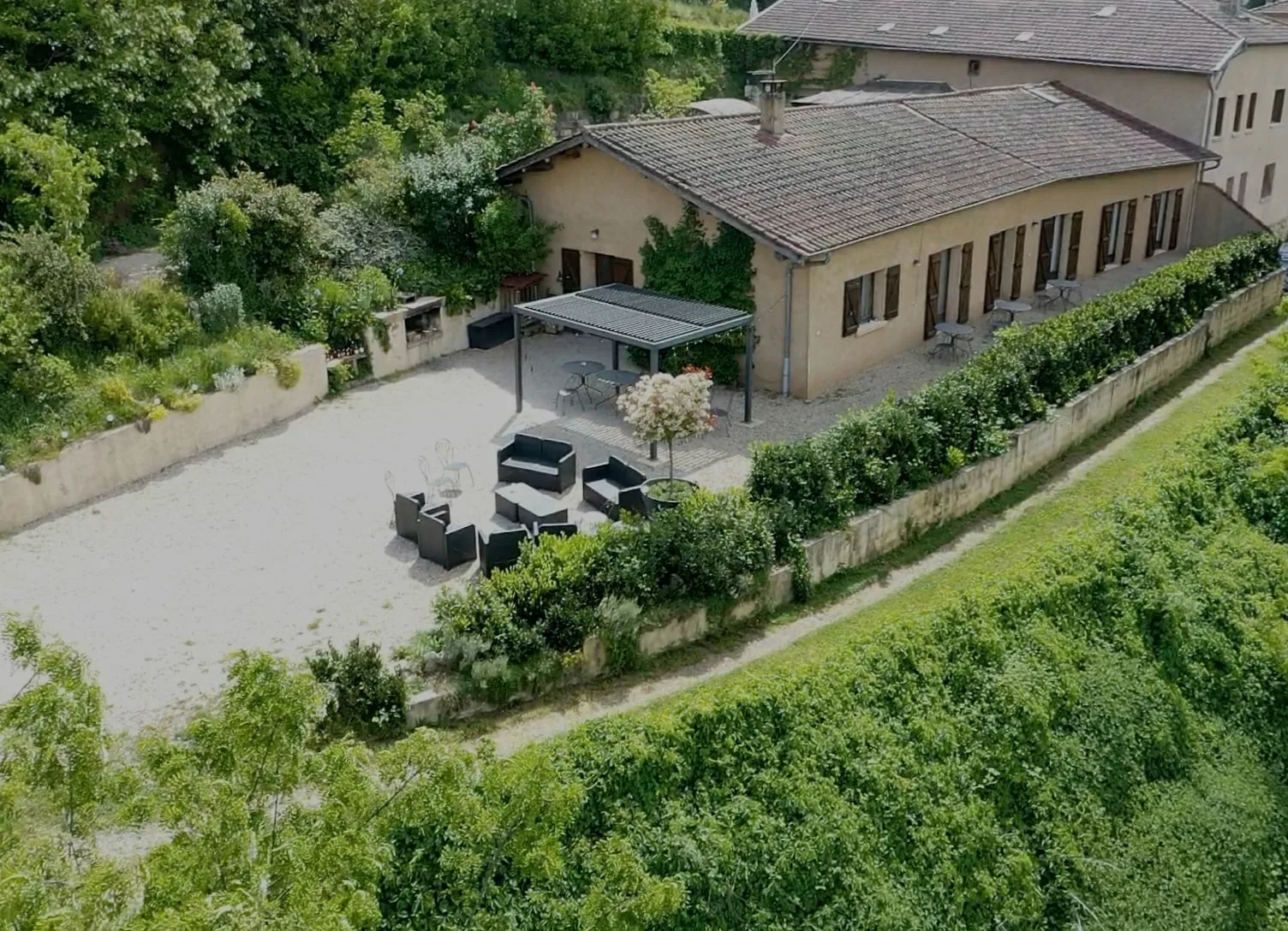 Gîte de groupe Gite Les Gouttes à Courzieu — Photo 1 de Gite Les Gouttes à Courzieu, capacité 15 personnes