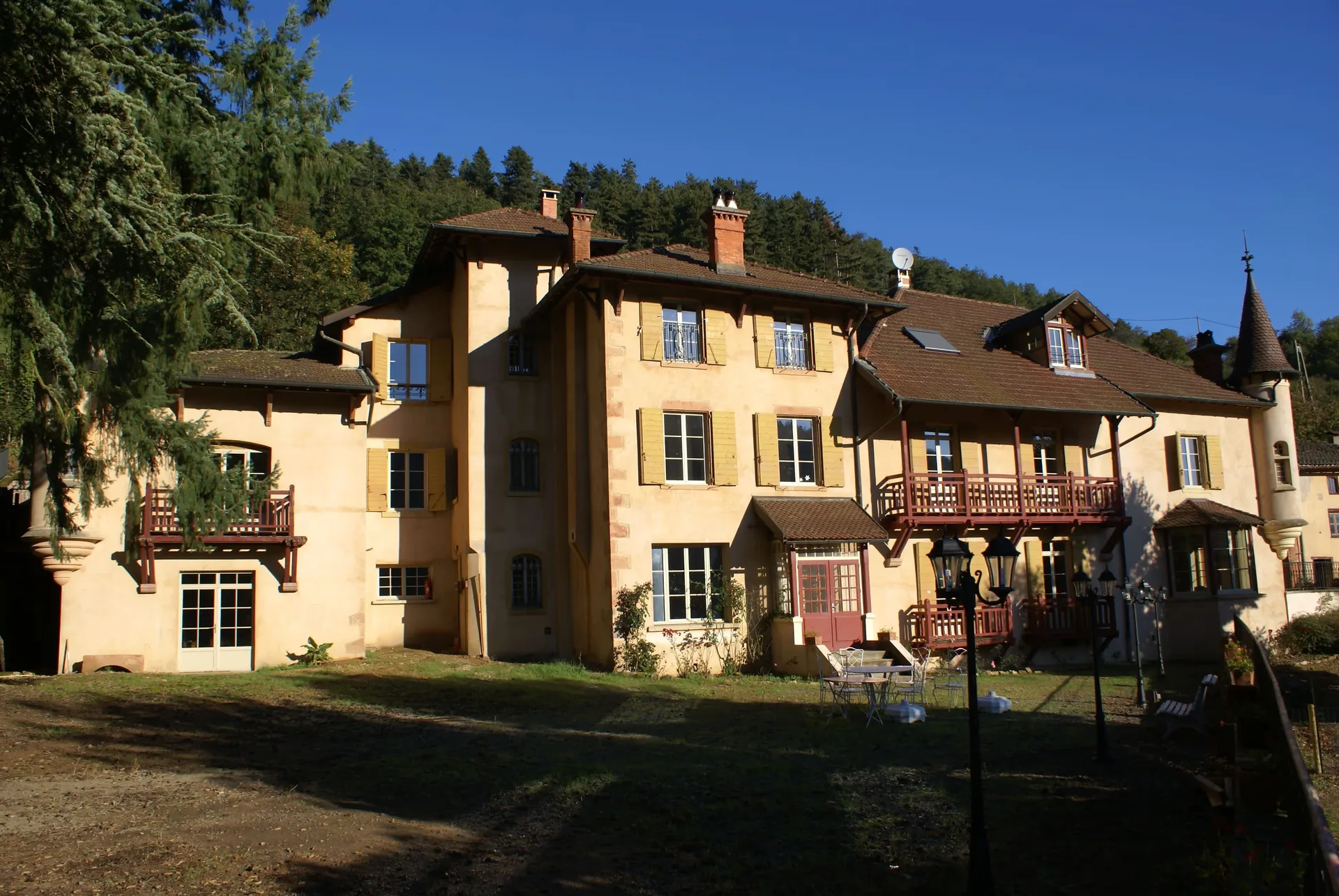 Gîte de groupe Château de Ronzière à Saint-Forgeux — Photo 1 de Château de Ronzière à Saint-Forgeux, capacité 34 personnes
