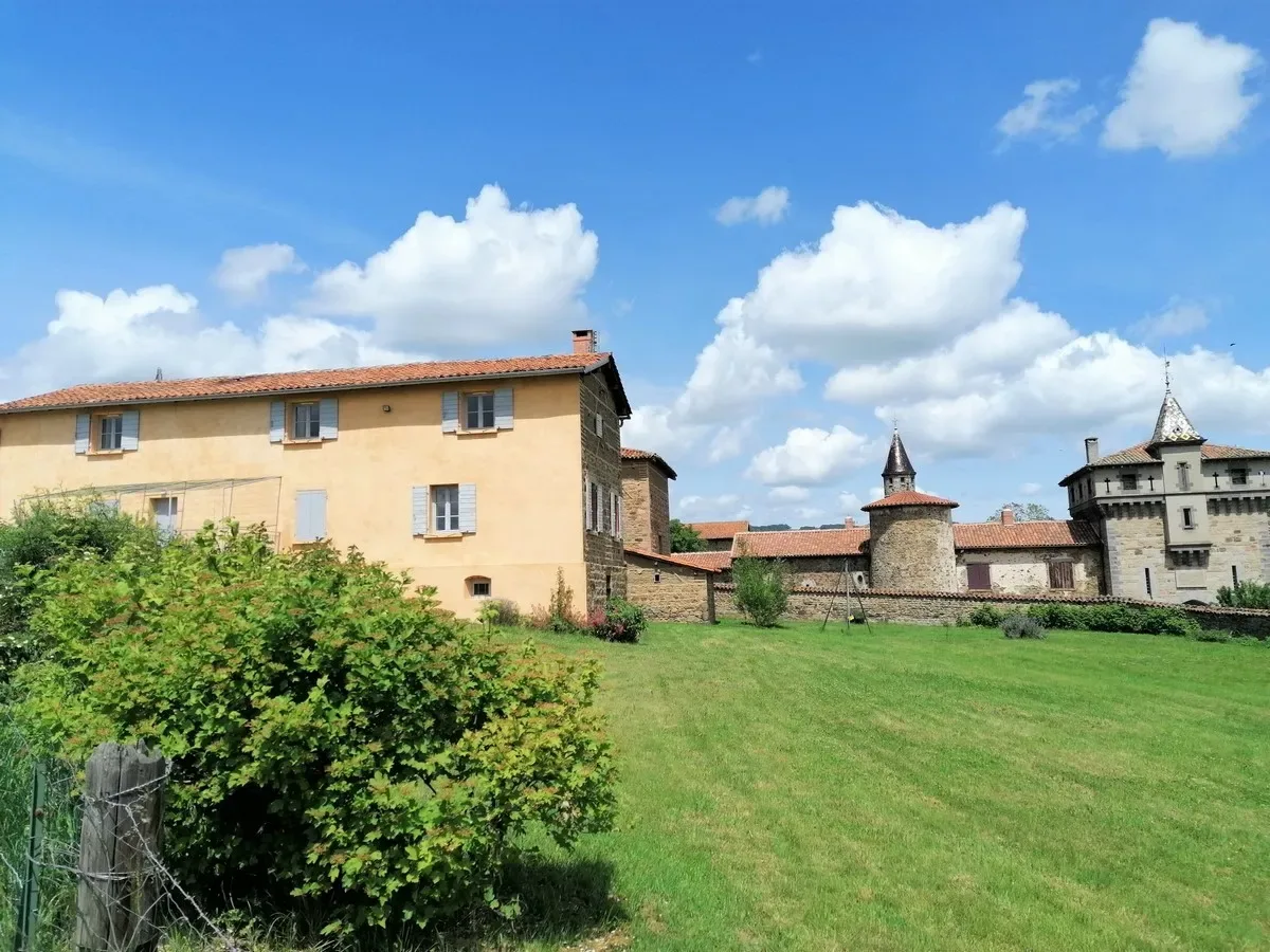 Gîte de groupe Gîte de la ferme du château de Saconay à Pomeys — Photo 1 de Gîte de la ferme du château de Saconay à Pomeys, capacité 12 personnes