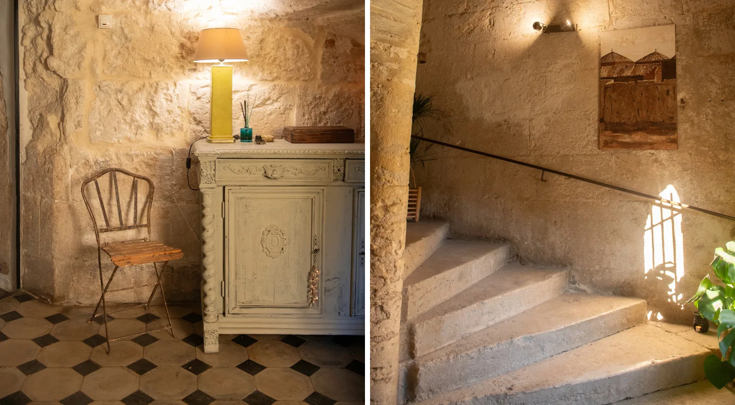 Gîte de groupe Château Petit Sonnailler – Maison d'hôtes à Aurons — Salle de petit-déjeuner avec tables rondes et chaises en velours doré, capacité 15 personnes