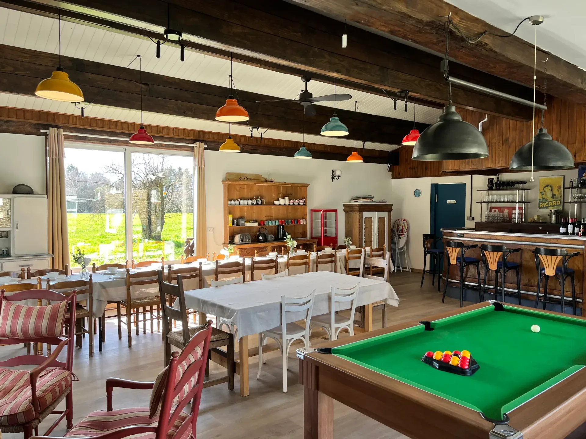 salle à manger avec bar et jeux