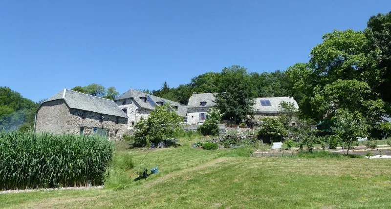 Ensemble des bâtiments : 2 Granges, une maison, un atelier. Vus sur le paysage sans vis a vis.