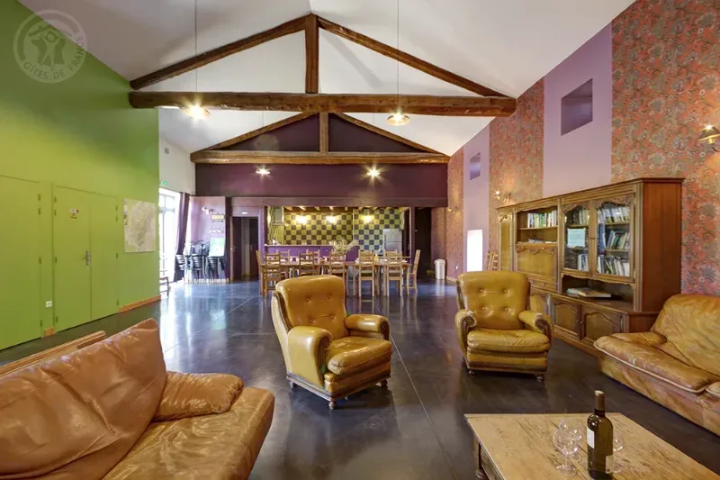 une grande salle pour 19 à 50 personnes