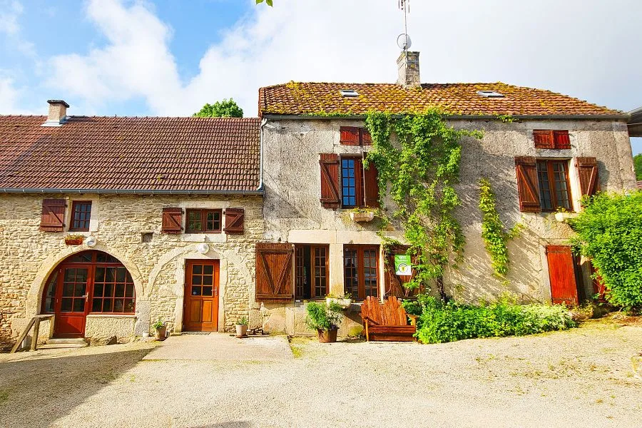 Gîte de groupe Le Grand Gîte - Relais de la Vallée de l'Ource à Villars-Santenoge — Photo 1 de Le Grand Gîte - Relais de la Vallée de l'Ource à Villars-Santenoge, capacité 15 personnes