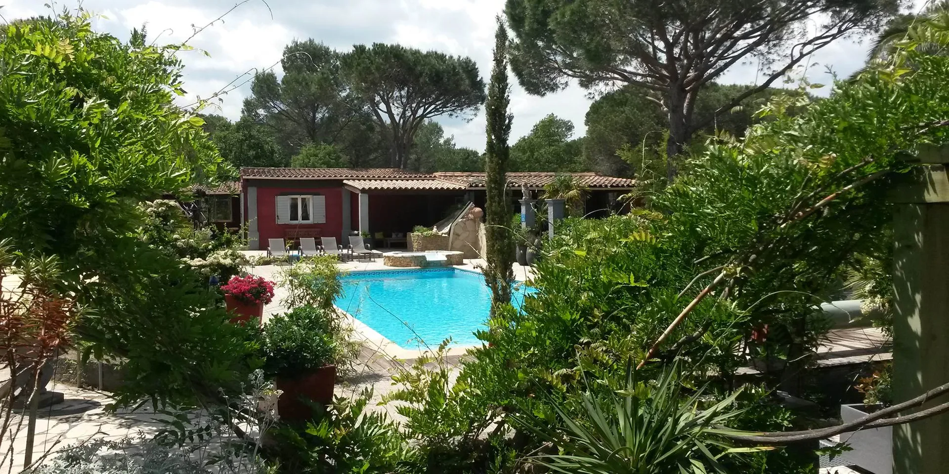 Gîte de groupe Les Mayombes à Roquebrune-sur-Argens — Photo 1 de Les Mayombes à Roquebrune-sur-Argens, capacité 25 personnes