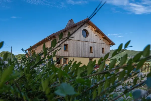 Gîte de groupe gite de fremondans à vaucluse — gite de fremondans – vaucluse, capacité 15 personnes