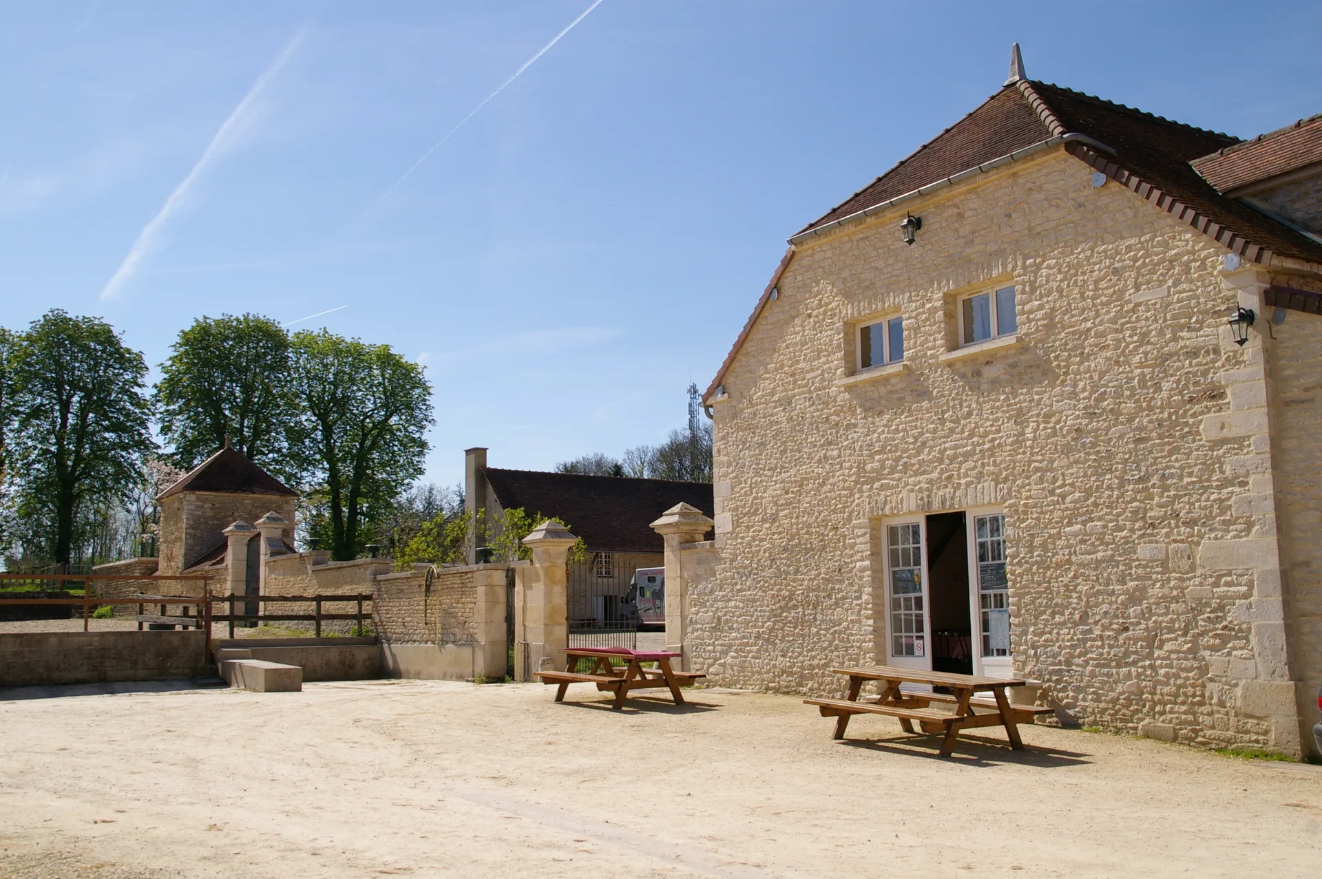 Gîte de groupe Ferme Équestre de Lagesse à Lagesse — Photo 1 de Ferme Équestre de Lagesse à Lagesse, capacité 60 personnes