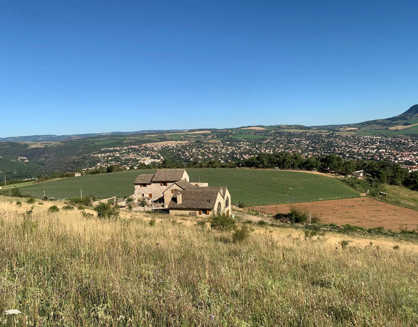 Gîte de groupe Domaine des Combes - La Ferme aux Ânes à Millau — Photo 1 de Domaine des Combes - La Ferme aux Ânes à Millau, capacité 14 personnes