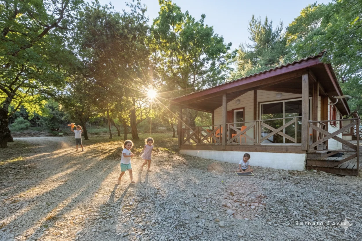 Un des 3 chalets  à l'ombre des chênes