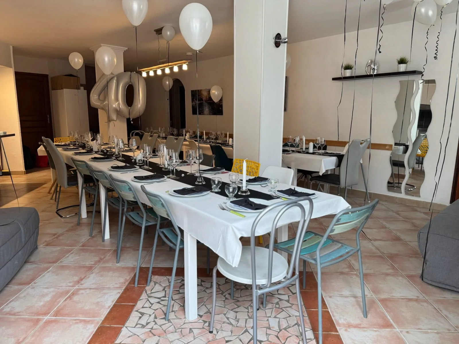 La grande salle à manger du gîte "Les Cigales"