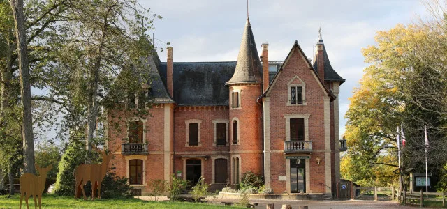 Photo de Maison du Garde et la Grange – Domaine du Ciran