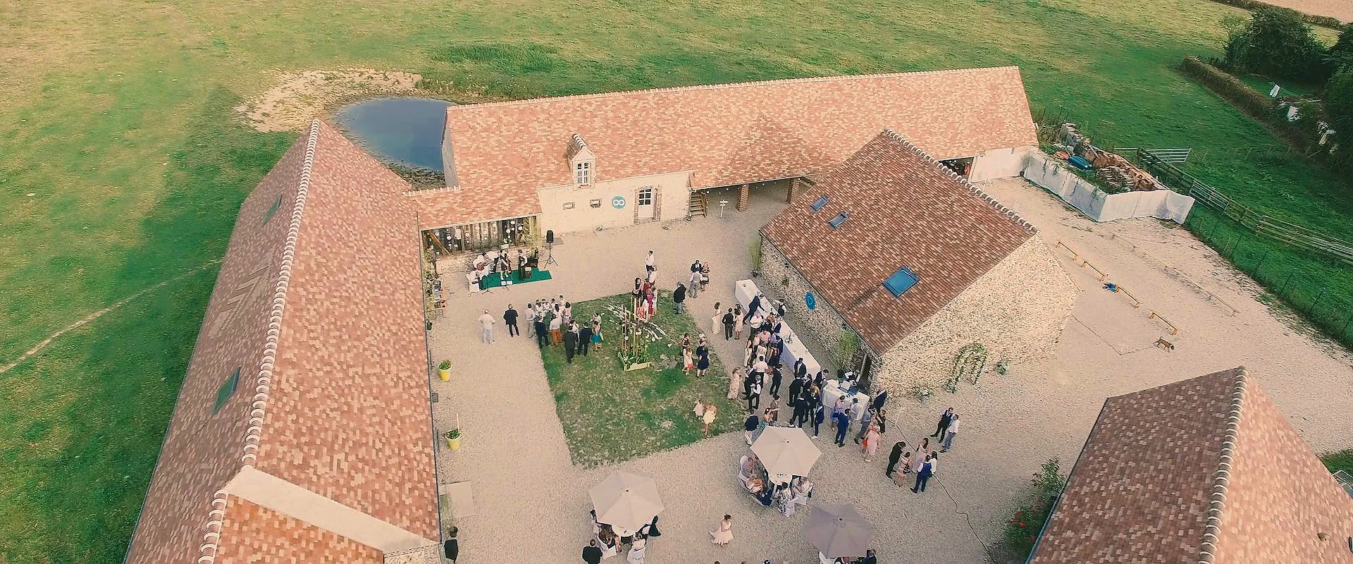 Gîte de groupe Gîte de La Brétillière à Les Menus — Photo 1 de Gîte de La Brétillière à Les Menus, capacité 90 personnes