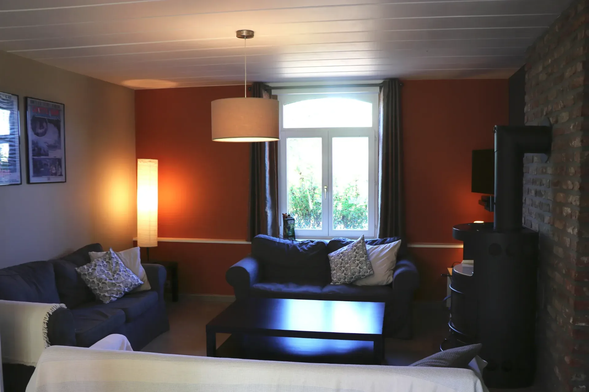 Le salon avec l'ambiance du poêle à bois