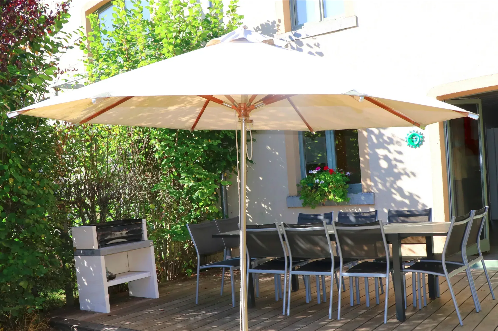 La terrasse et le BBq au sein d'un beau jardin sans vis-à-vis