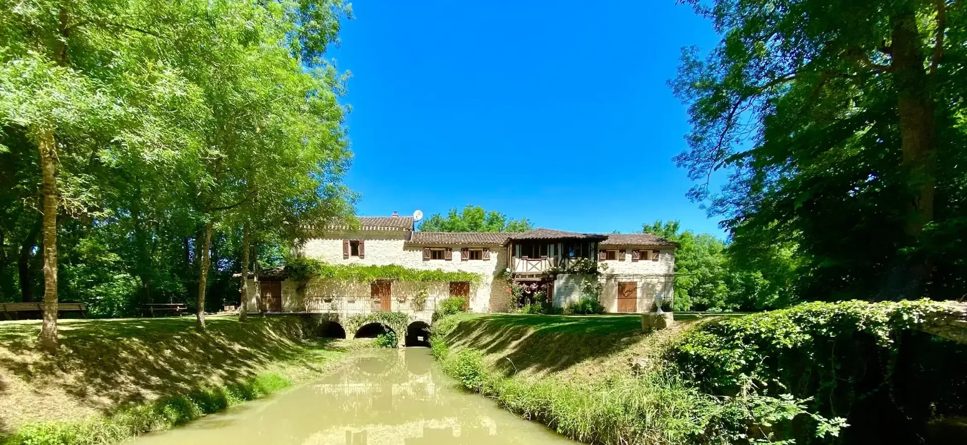 Gîte de groupe Moulin Samsara à Homps — Moulin Samsara – Homps, capacité 15 personnes