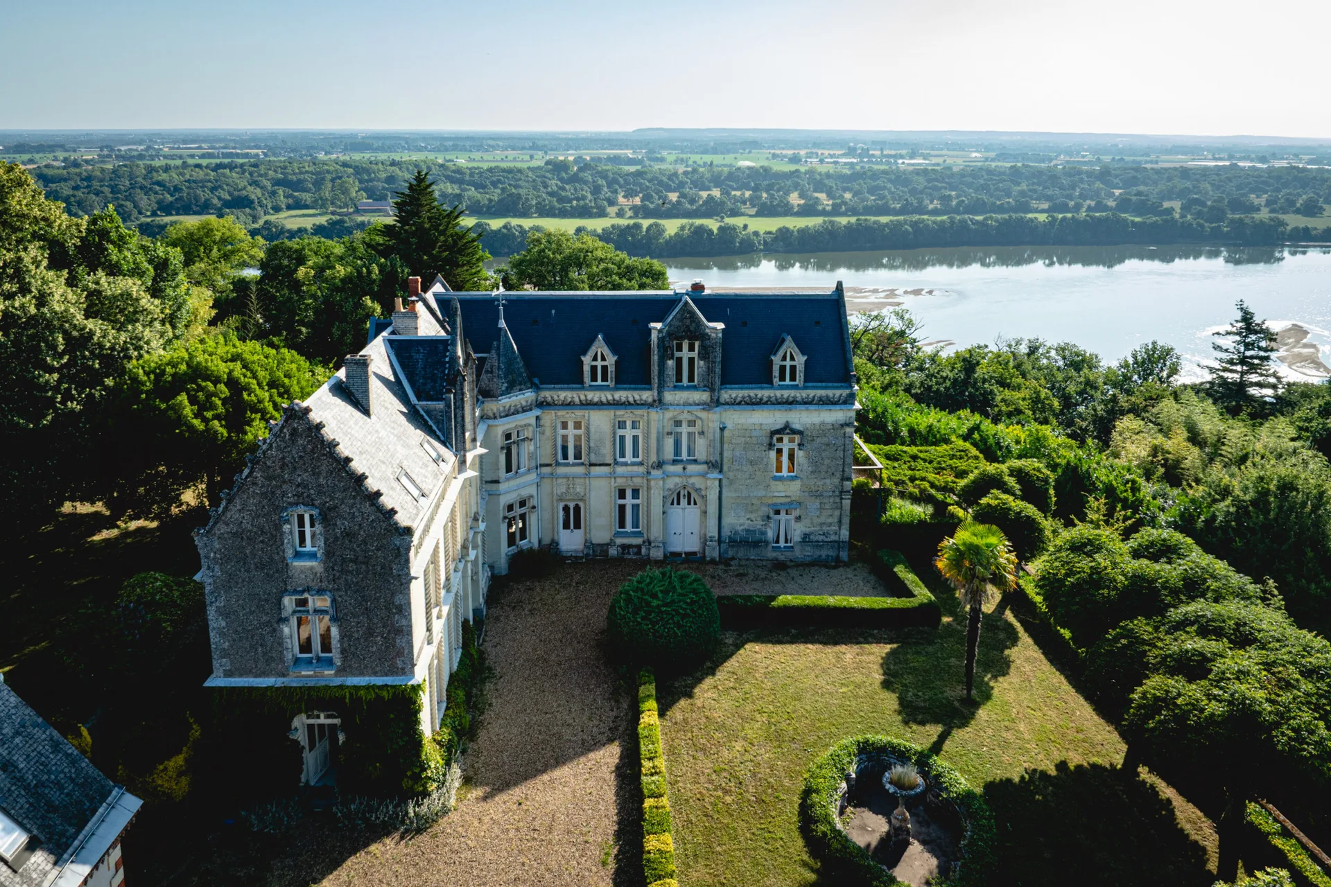 Gîte de groupe Château Sainte Radegonde à Gennes-Val-de-Loire — Photo 1 de Château Sainte Radegonde à Gennes-Val-de-Loire, capacité 15 personnes