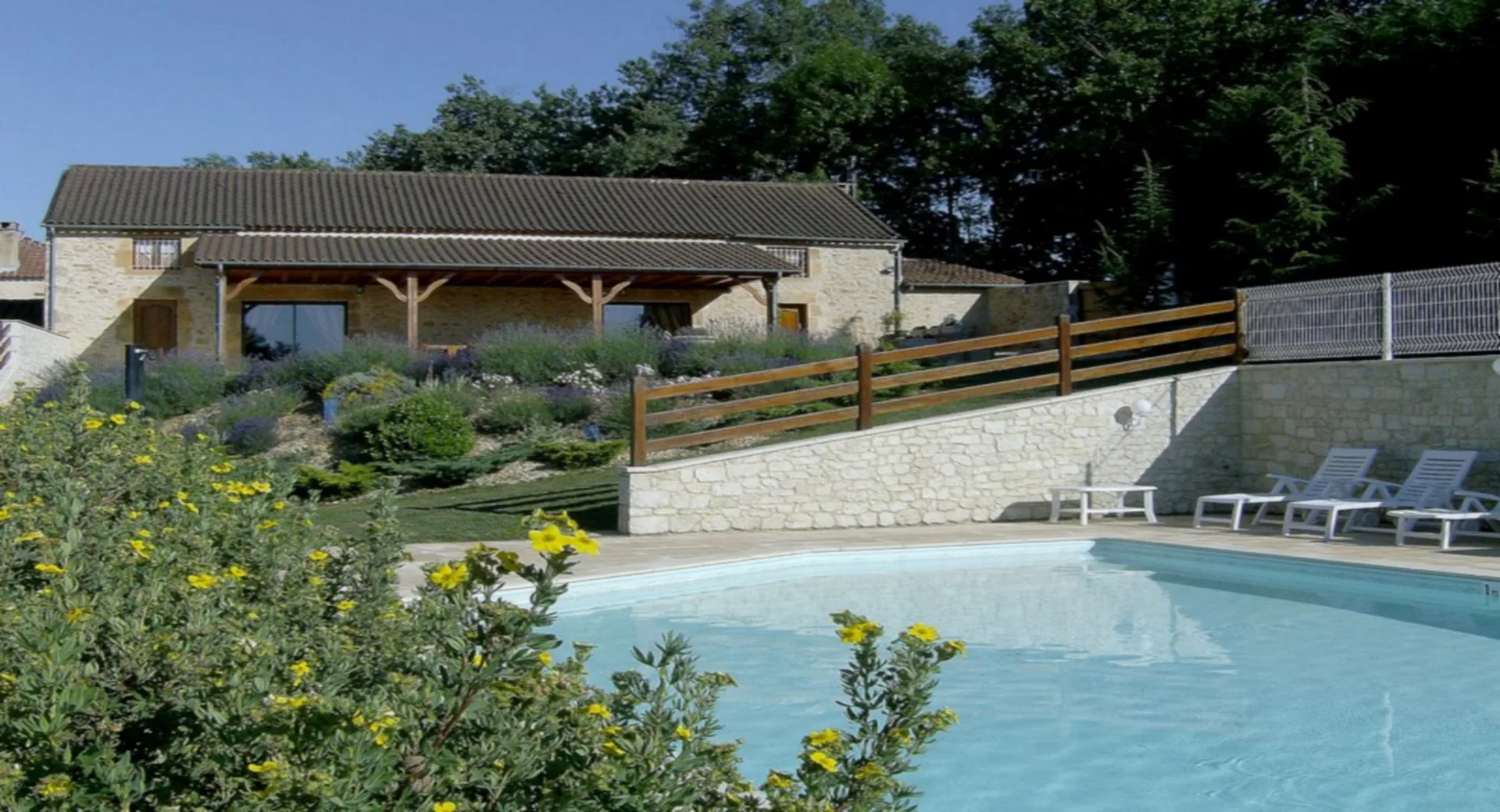 Gîte de groupe Gîte de l'Ébéniste à Sauveterre-la-Lémance — Photo 1 de Gîte de l'Ébéniste à Sauveterre-la-Lémance, capacité 14 personnes
