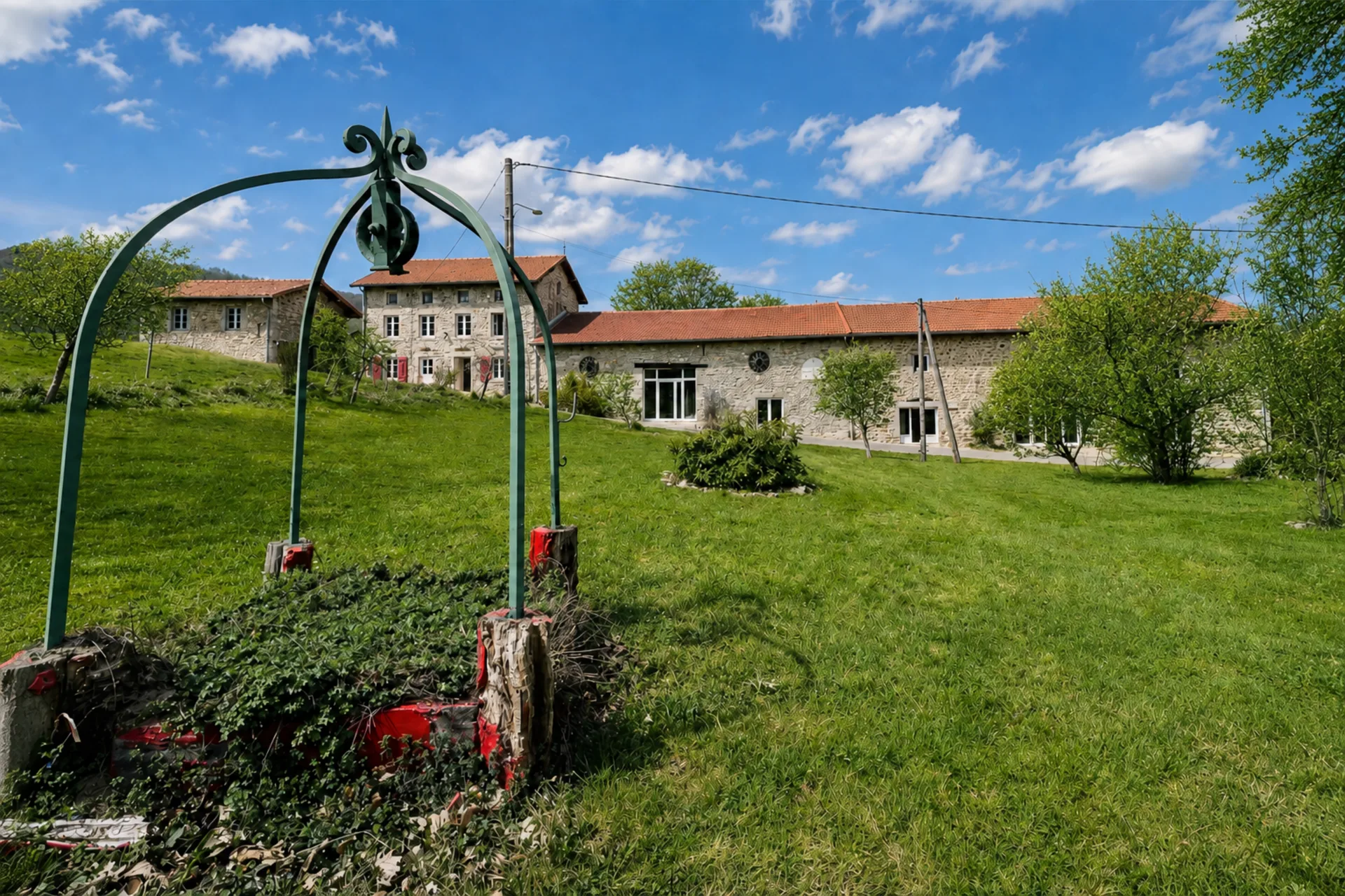 Gîte de groupe L'Oasis de France à Lavoine — Photo 1 de L'Oasis de France à Lavoine, capacité 34 personnes