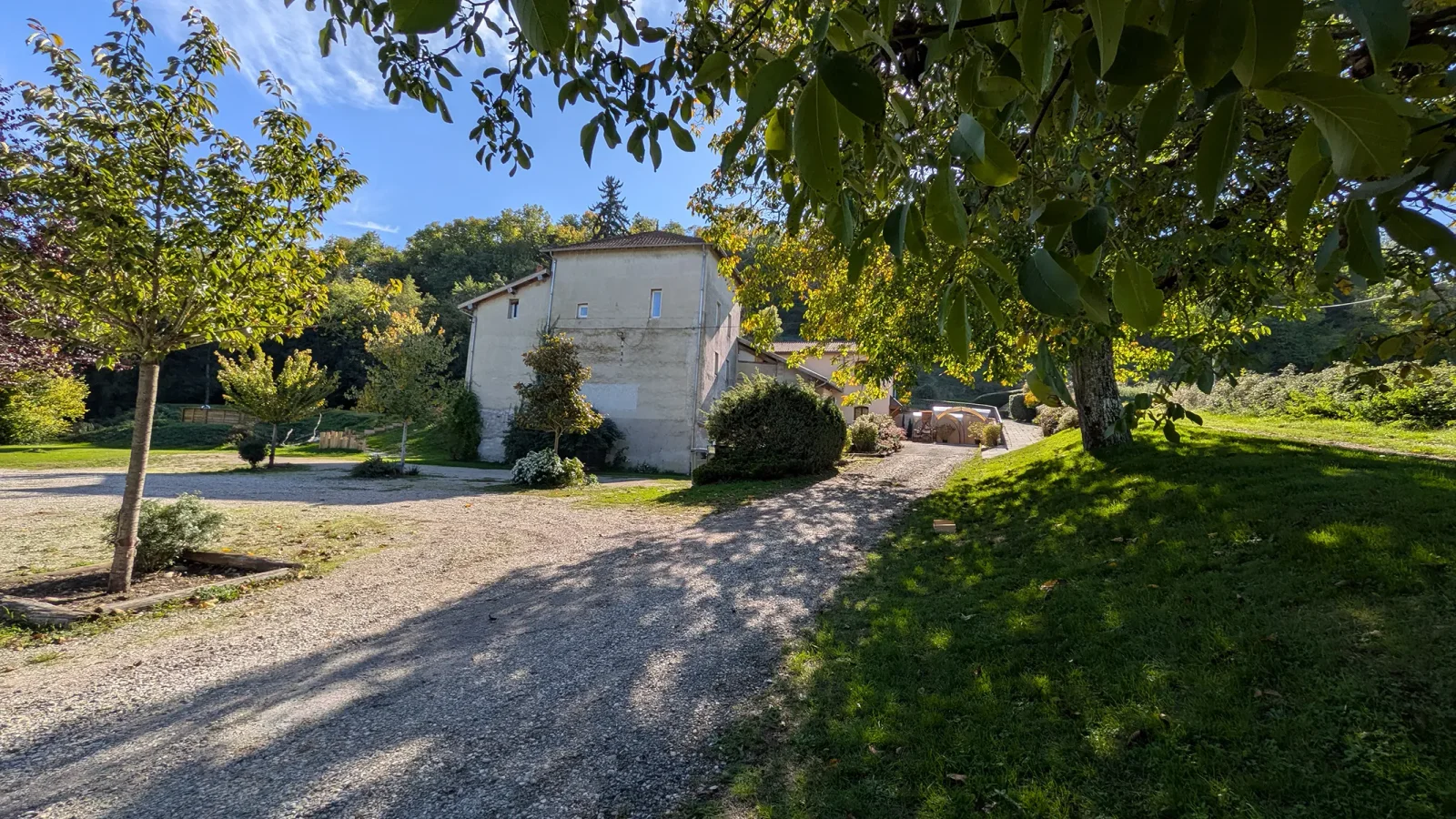 Gîte de groupe Domaine de Châtonnay à Châtonnay — Domaine de Châtonnay en Isère, cadre verdoyant pour mariage et événements, capacité 31 personnes