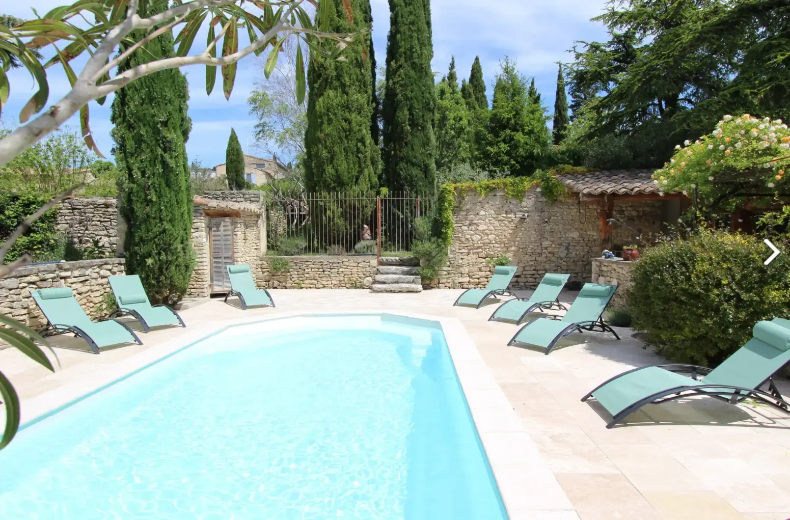 Gîte de groupe Gîtes Provence et Nature à Cabrières d'Avignon — Piscine et champs de lavande des Gîtes Provence et Nature, Luberon, capacité 40 personnes
