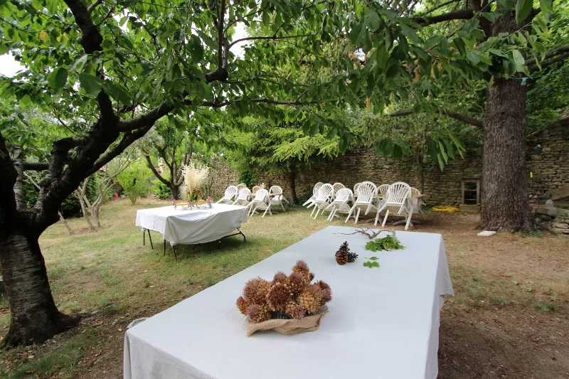 Le jardin en réception - Gîtes Provence et Nature