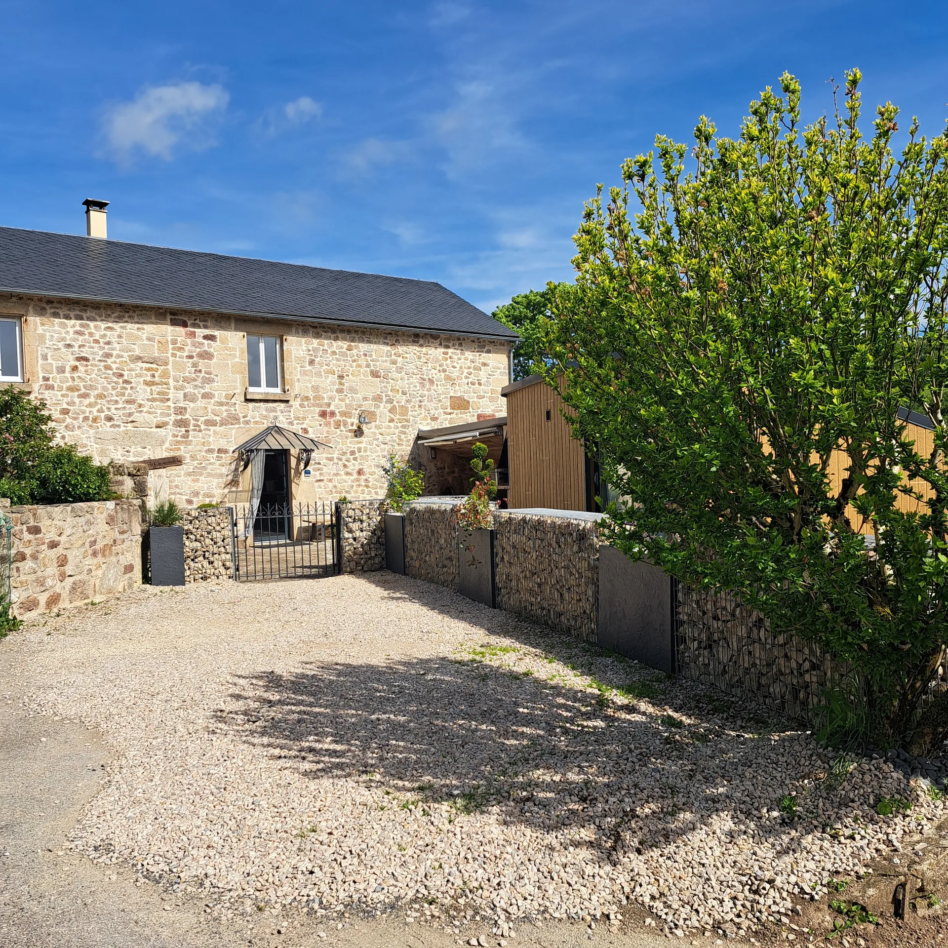 Gîte de groupe Le Crochet de Pervenche à Recoules-Prévinquières — Photo 1 de Le Crochet de Pervenche à Recoules-Prévinquières, capacité 15 personnes