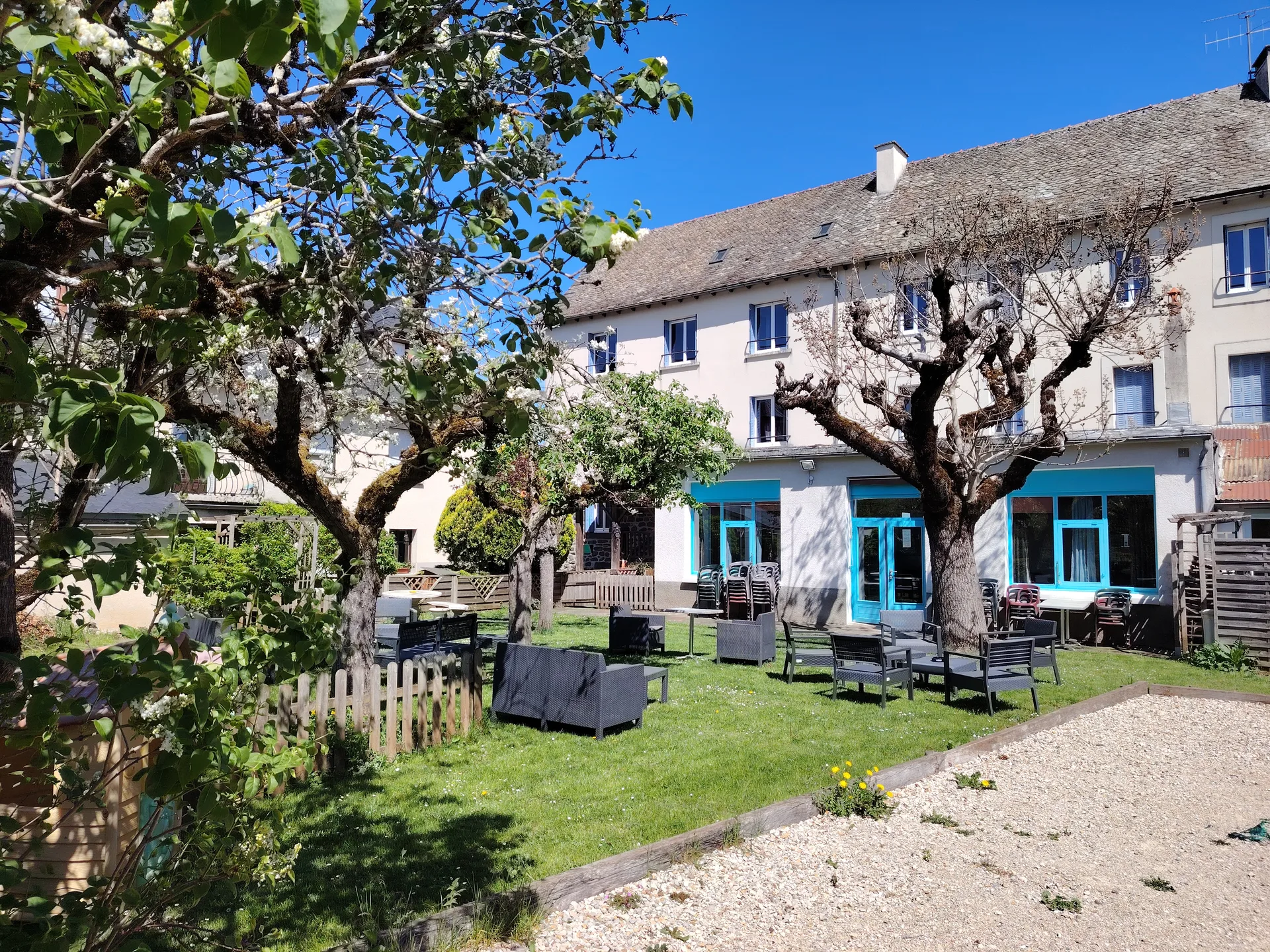Gîte de groupe Le Grand Gîte du Carladez à Lacroix-Barrez — Photo 1 de Le Grand Gîte du Carladez à Lacroix-Barrez, capacité 40 personnes
