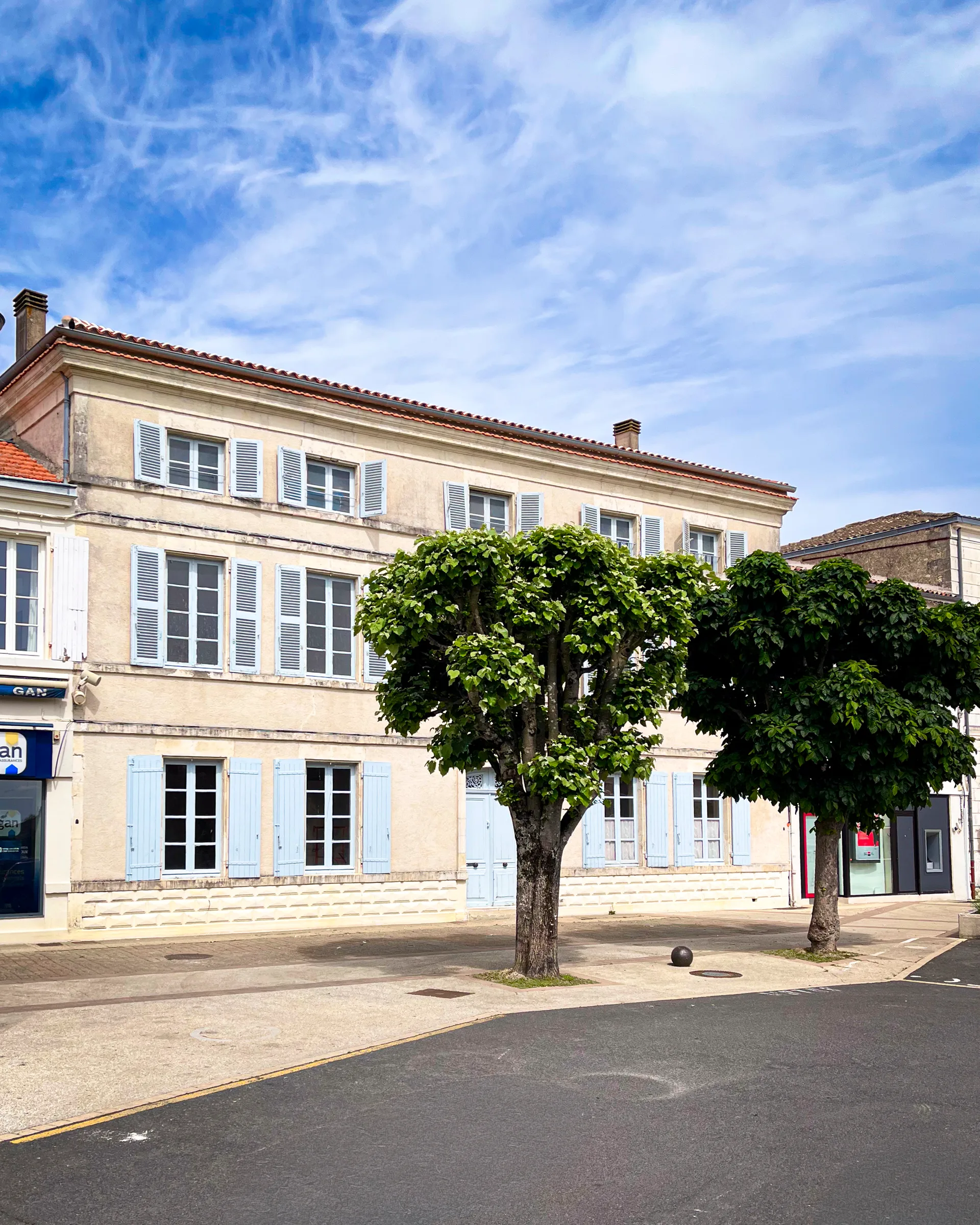 Gîte de groupe La Maison de la Place à Surgères — Photo 1 de La Maison de la Place à Surgères, capacité 14 personnes