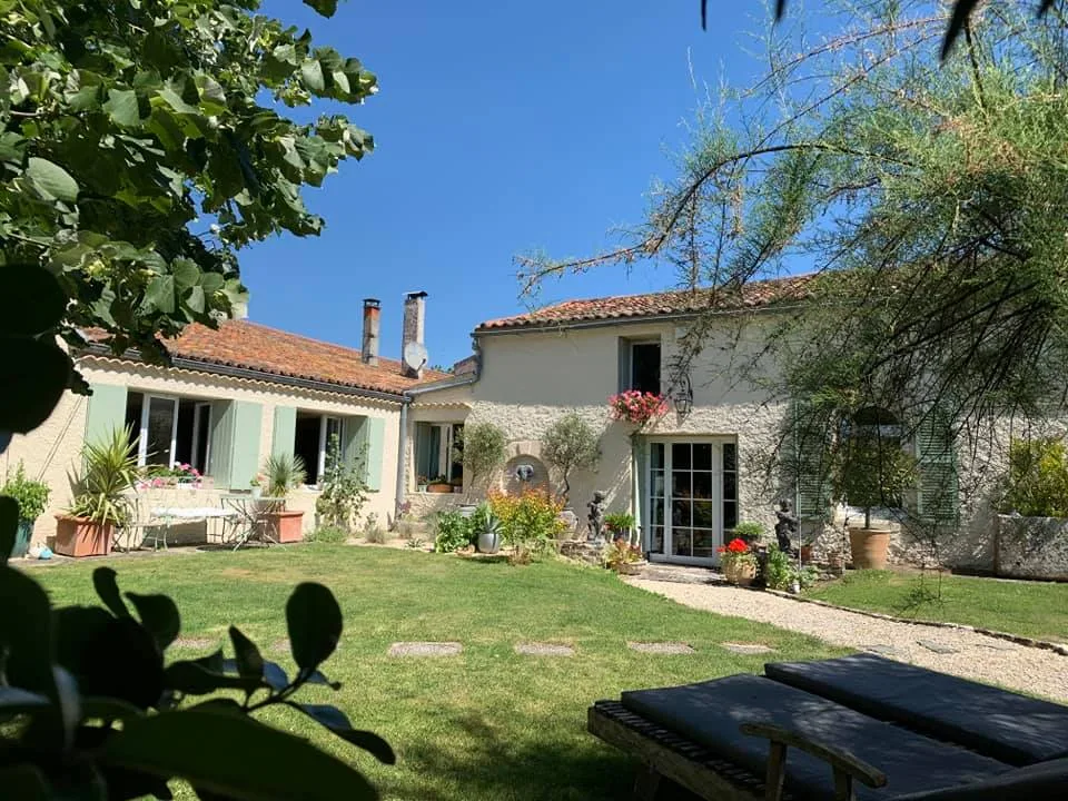 Gîte de groupe La Villa – La Grande Barbotière à Saint-Vivien — Photo 1 de La Villa – La Grande Barbotière à Saint-Vivien, capacité 14 personnes