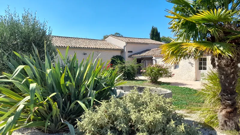 Photo 2 de Le Logis du Pigeonnier – Gîtes du Grand Courdeault à Saint-Pierre-d'Amilly