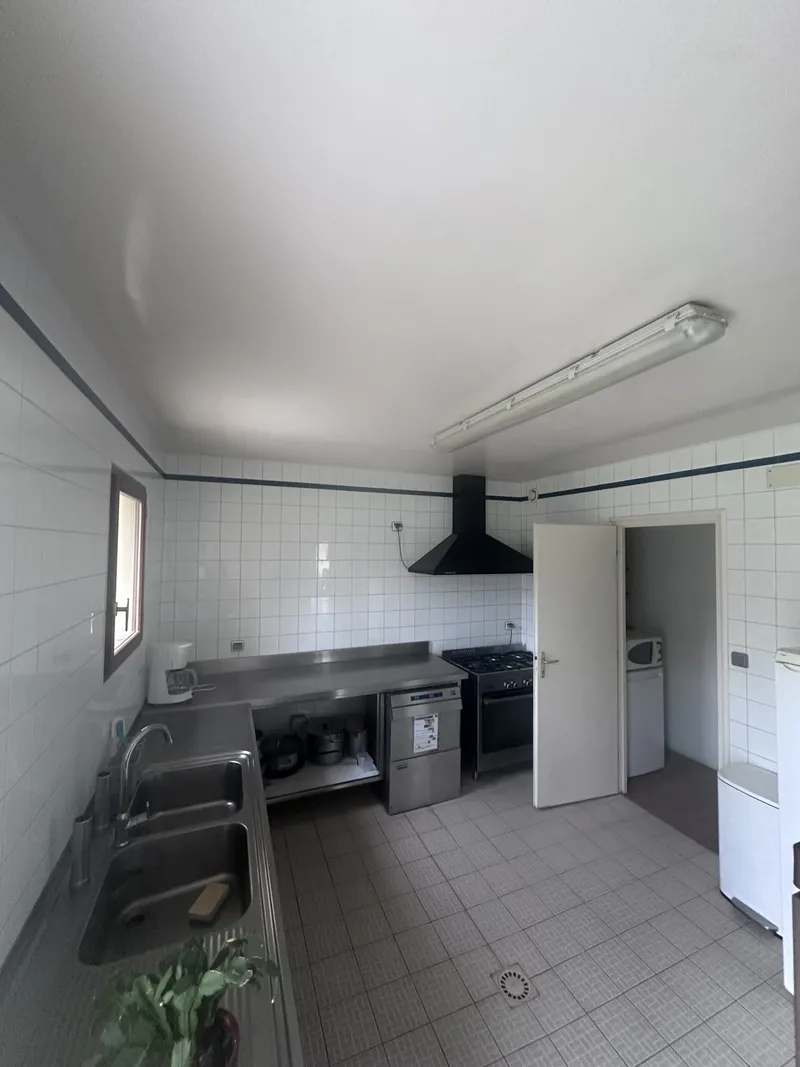Espace cuisine et salle à manger du gîte de groupe, Vézac 24220