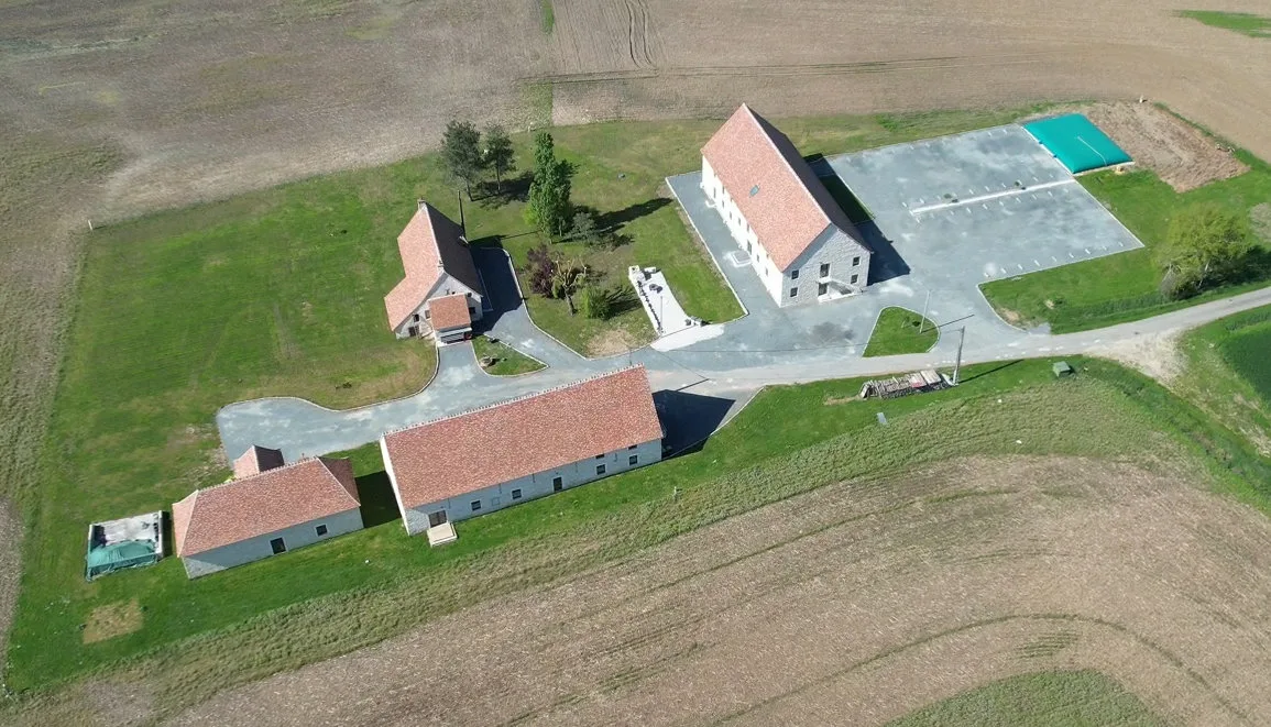 Gîte de groupe Le Grand Breuil à Saint-Baudel — Vue aérienne du domaine Le Grand Breuil et de son parc verdoyant en campagne berrichonne, capacité 56 personnes