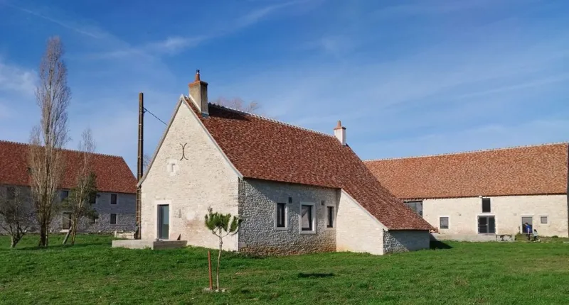La salle de réception de 160 m² avec tables dressées pour un événement