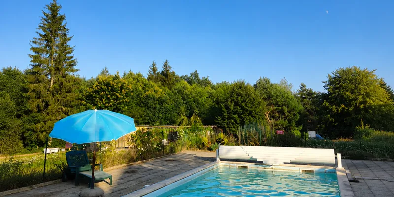 La piscine des Maisons de Coline entourée de verdure