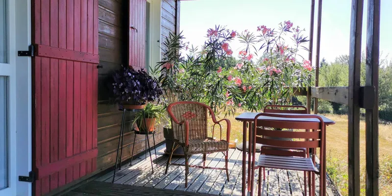 Chalet Sorbus avec sa terrasse privative et ses lauriers roses