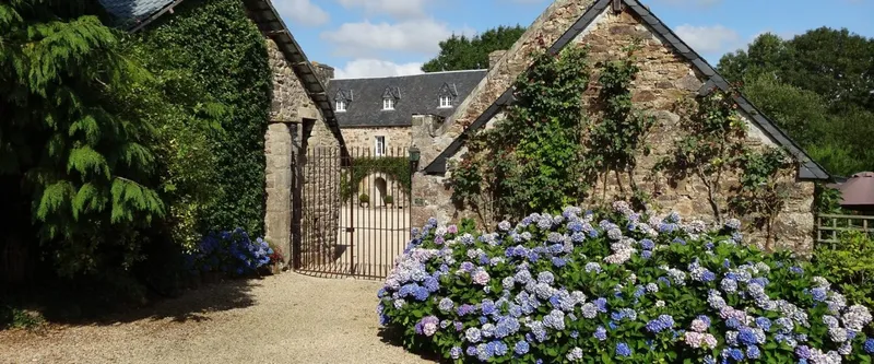 Vue panoramique du Manoir de Kerhayet et de son domaine à Carnoët