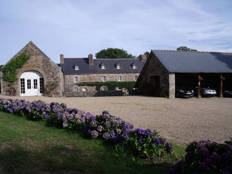 La cour intérieure du manoir avec ses bâtiments en pierre