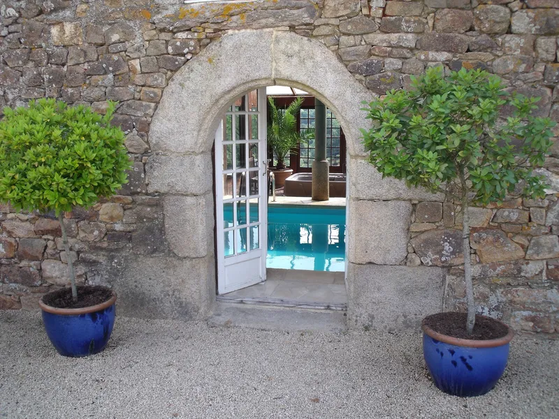 La piscine intérieure chauffée du Manoir de Kerhayet