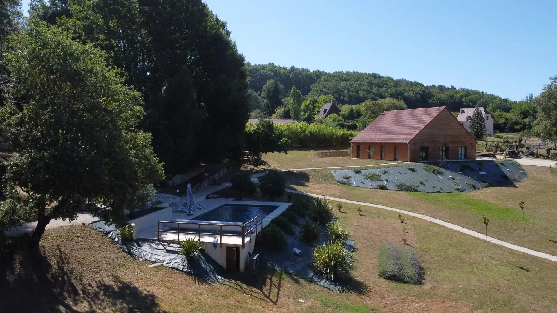 Gîte de groupe Domaine de la Source Périgord Noir à Castels et Bézenac — Vue aérienne du Domaine de la Source Périgord Noir et de la vallée de la Dordogne, capacité 32 personnes