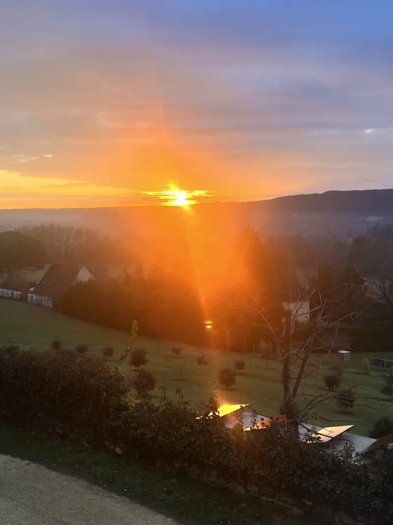 La piscine au sel chauffée avec vue panoramique sur la vallée