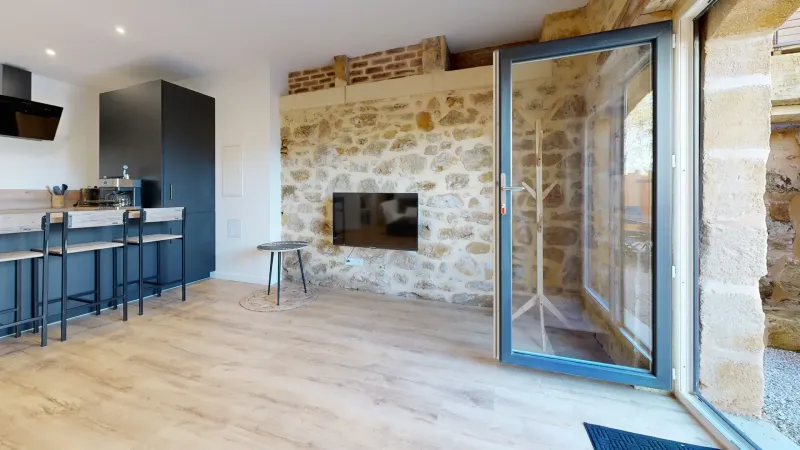Salon lumineux avec canapé et décoration contemporaine dans un des gîtes
