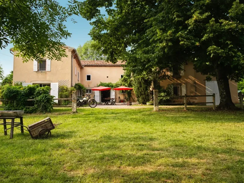 La bâtisse, ancienne ferme tarnaise restaurée, vue depuis le parc