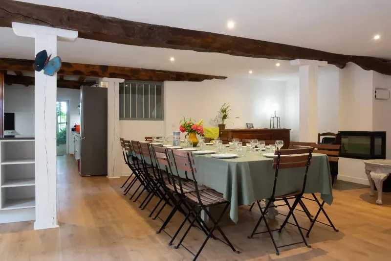 La grande table dressée pour 18 convives