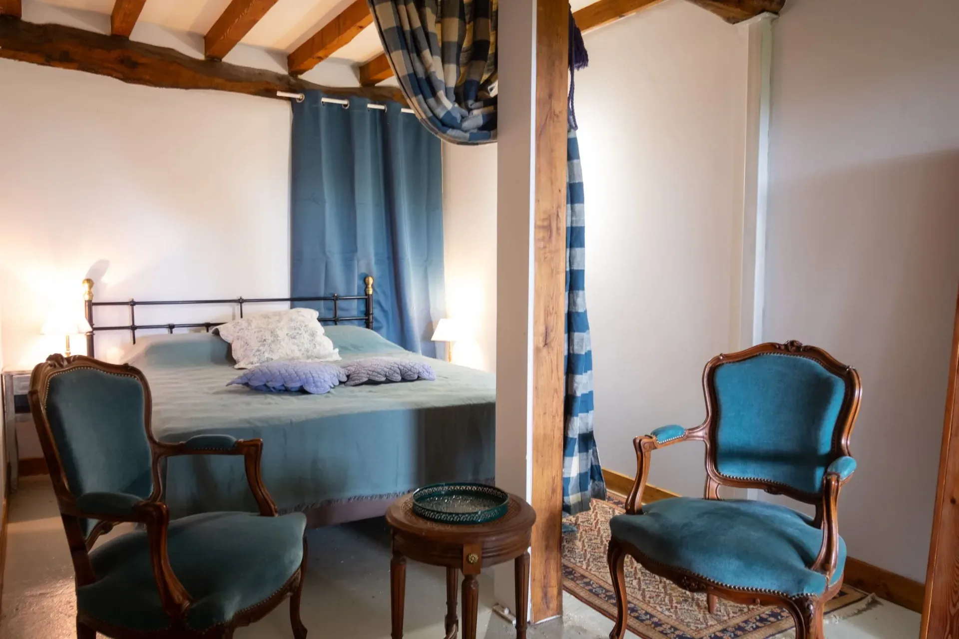 La chambre bleue et sa salle d'eau privée