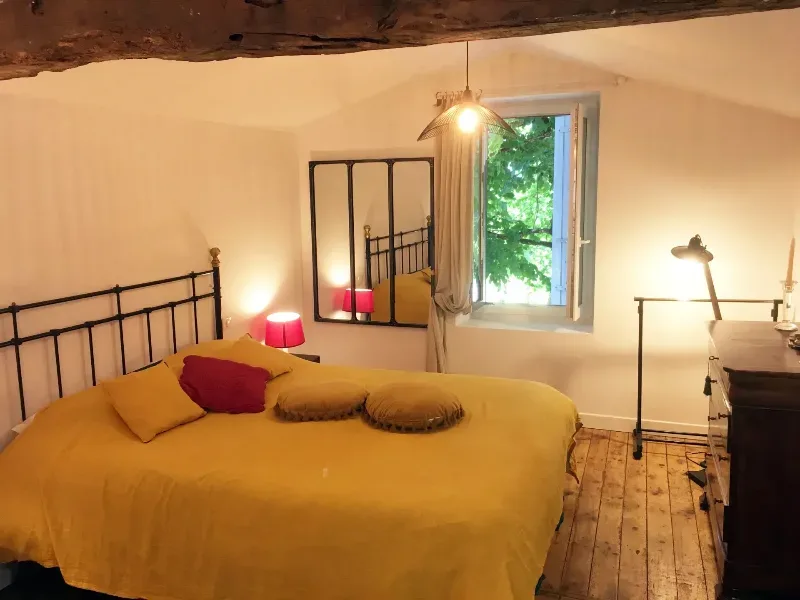 Chambre claire sous charpente, l'une des huit chambres