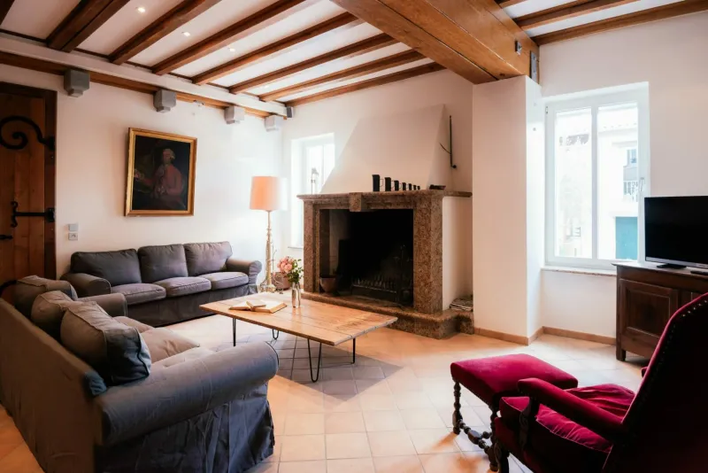 Le grand salon du gîte Le Domaine avec cheminée et canapés